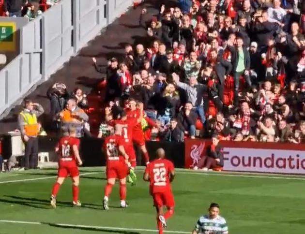 Steven Gerrard gets pelted with BOTTLES from Celtic fans after scoring in charity game for Liverpool legends - Bóng Đá