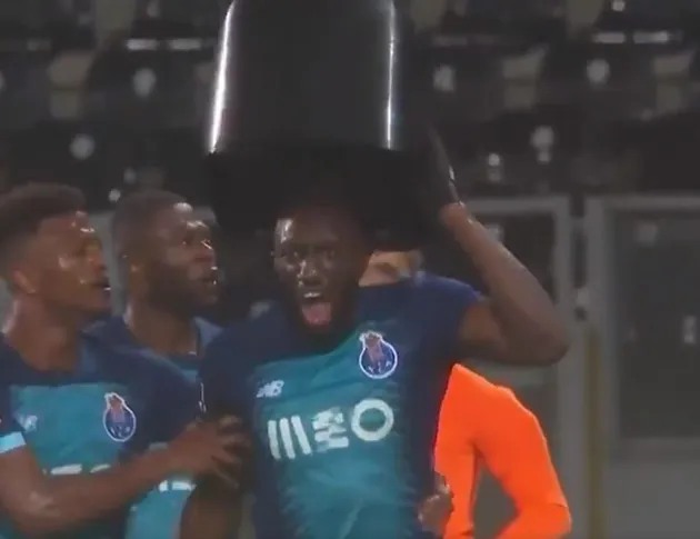 Porto star Moussa Marega tells Vitoria fans to ‘f*** yourself’ after he walks off the pitch following vile racist abuse - Bóng Đá