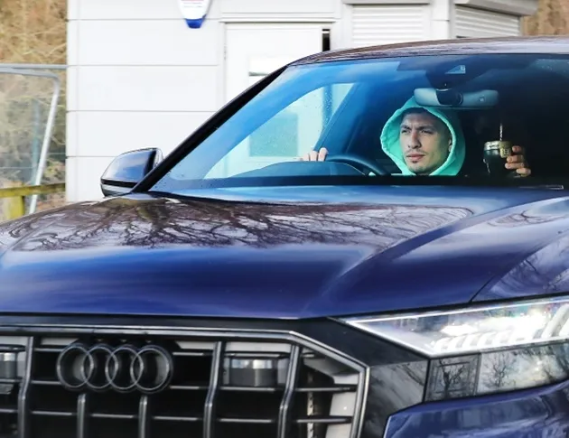 Antony was seen arriving for Manchester United training on Monday - Bóng Đá