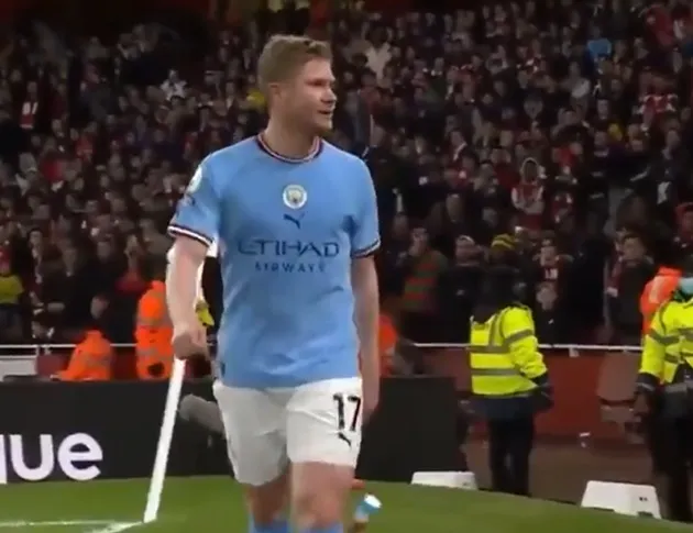 Toàn cảnh De Bruyne thô bạo với Arteta, bị CĐV Arsenal tấn công - Bóng Đá