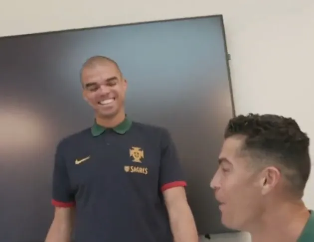 Ronaldo 'cười tẹt ga' vì Pepe, Bruno đùa giỡn với Dalot - Bóng Đá