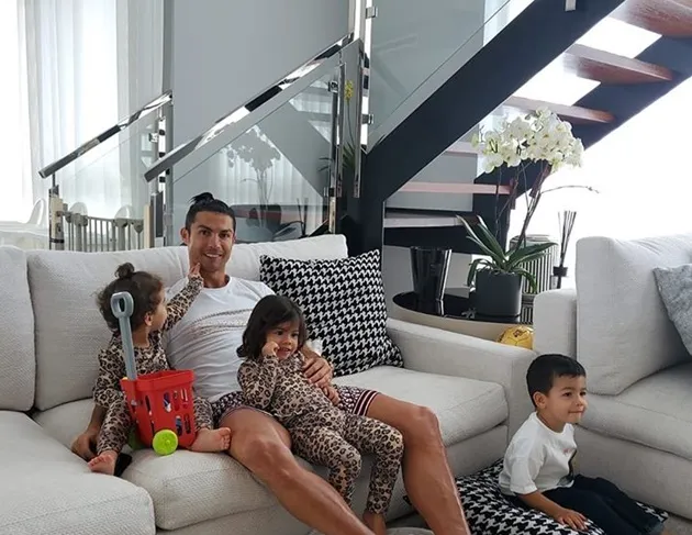 Cristiano Ronaldo uses his KIDS as weights while doing sit-ups as Georgina calls them ‘the best trainers’ - Bóng Đá