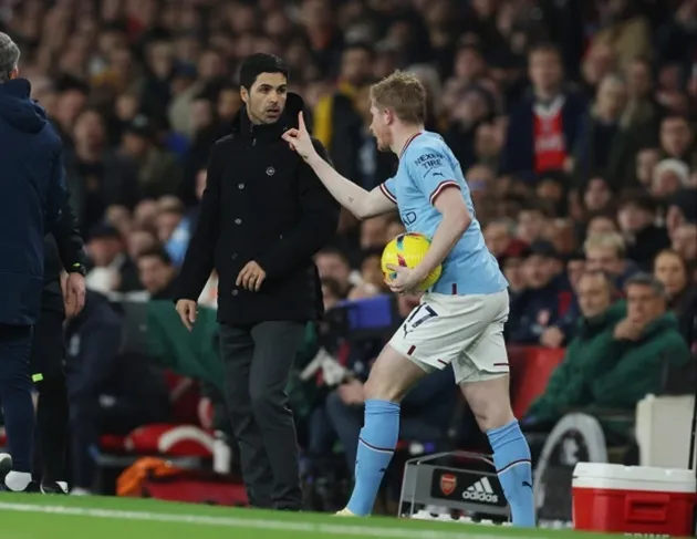 Toàn cảnh De Bruyne thô bạo với Arteta, bị CĐV Arsenal tấn công - Bóng Đá