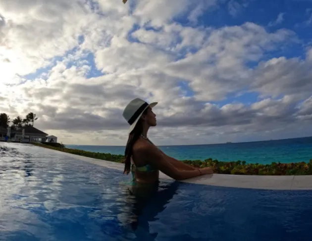 Chelsea keeper Kepa and Miss Universe girlfriend Andrea enjoy romantic Bahamas - Bóng Đá