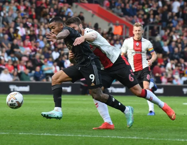 Arsenal punished as VAR missed Gabriel Jesus penalty incident, says ex-Premier League referee Mark Halsey - Bóng Đá