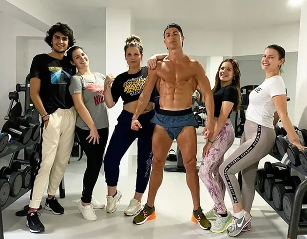 Cristiano Ronaldo reunites with family despite coronavirus lockdown to celebrate niece’s 21st birthday - Bóng Đá