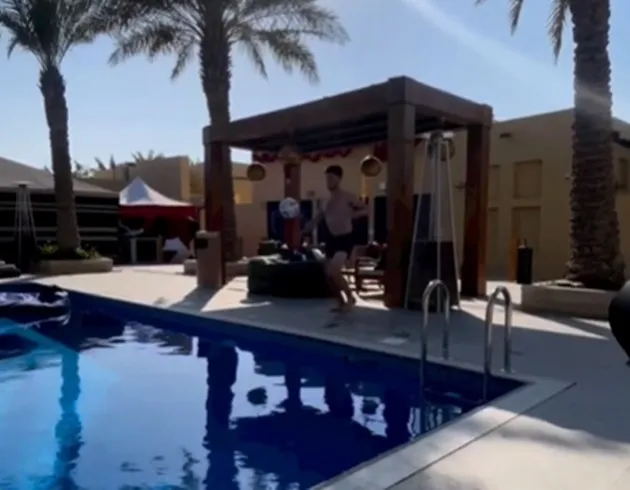 Jack Grealish and Declan Rice do keepie-uppies over England hotel POOL - Bóng Đá