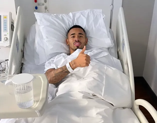 GABRIEL JESUS PICTURED ON HIS HOSPITAL BED - Bóng Đá