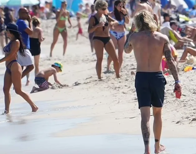 Liverpool's forgotten man Loris Karius enjoys some beach time in Miami - Bóng Đá