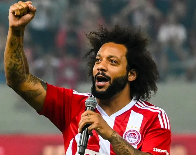 Khói, pháo sáng và lửa chào đón Marcelo - Bóng Đá