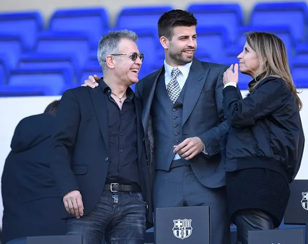 Pique rạng rỡ trong ngày công bố hợp đồng mới với Barcelona - Bóng Đá