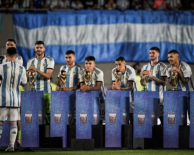 Each Argentina player got their own replica World Cup  - Bóng Đá