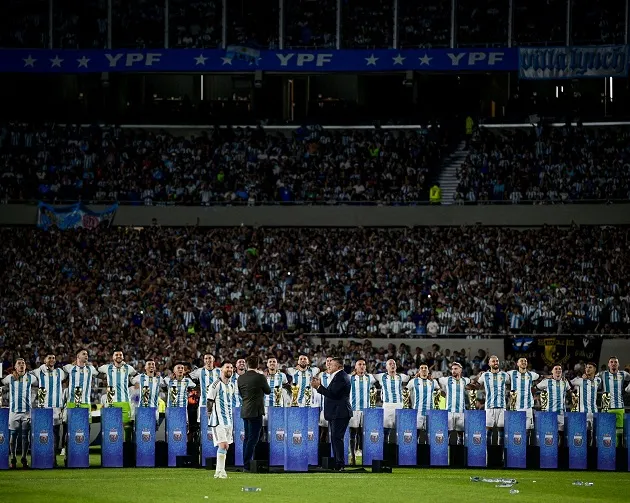 Each Argentina player got their own replica World Cup  - Bóng Đá