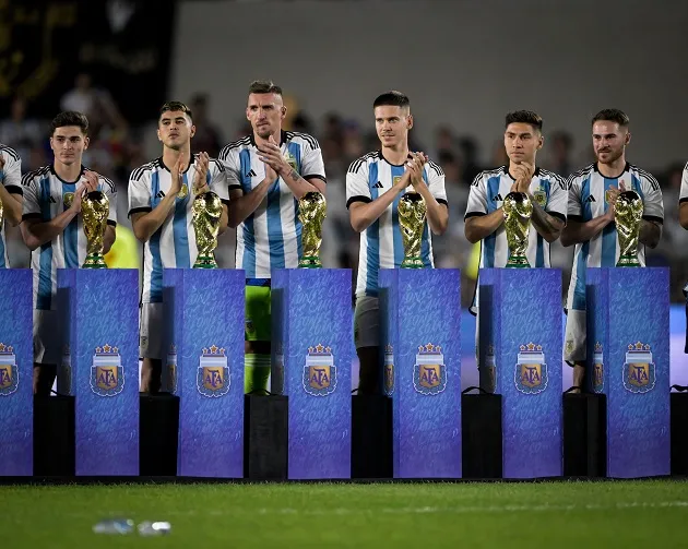 Each Argentina player got their own replica World Cup  - Bóng Đá