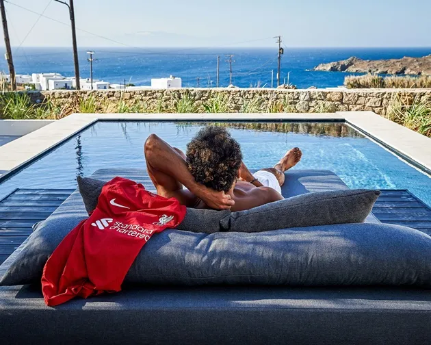 Mohamed Salah enjoys a sun-soaked holiday on the beaches of Greek island Mykonos - Bóng Đá