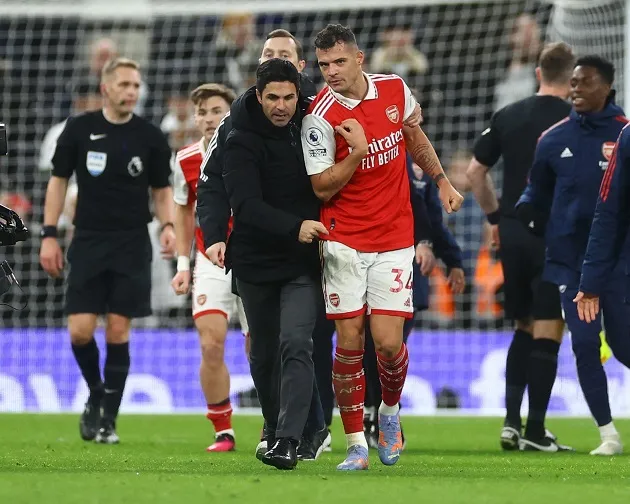 Arteta chạy vào ngăn Xhaka - Bóng Đá