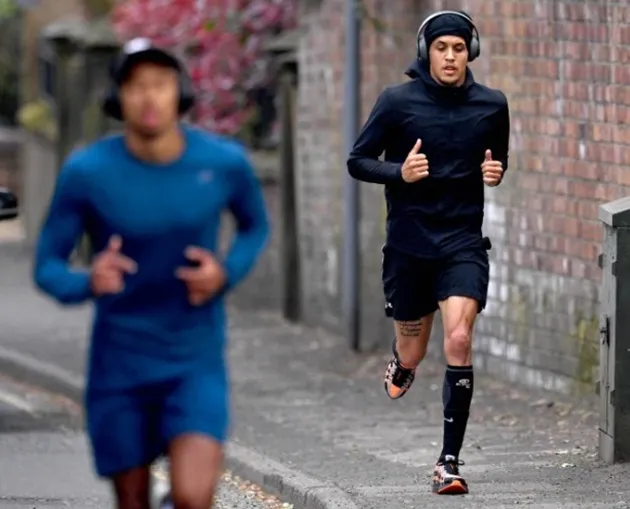 Jesse Lingard goes for run with fellow Man Utd youth team star Ravel Morrison as pals keep fit during lockdown - Bóng Đá