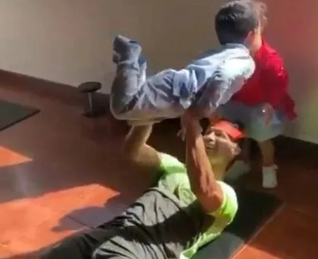 Cristiano Ronaldo uses his KIDS as weights while doing sit-ups as Georgina calls them ‘the best trainers’ - Bóng Đá