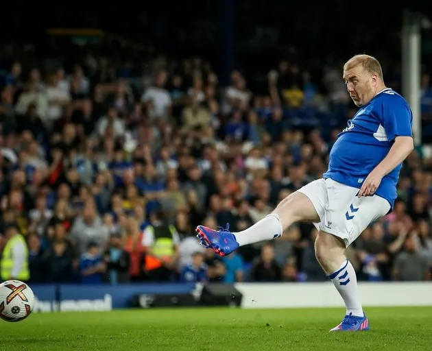 Lampard tung CĐV vào sân đá penalty cho Everton - Bóng Đá