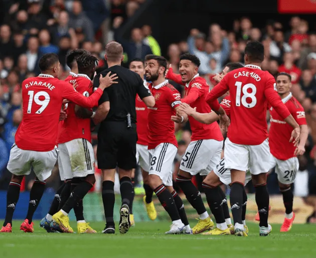 Manchester United charged by FA after players surrounded referee in Newcastle draw - Bóng Đá