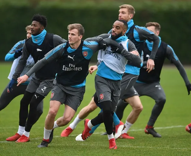 Lacazette khiến các đồng đội mệt nhoài trên sân tập - Bóng Đá