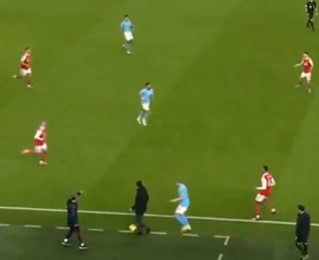 Toàn cảnh De Bruyne thô bạo với Arteta, bị CĐV Arsenal tấn công - Bóng Đá