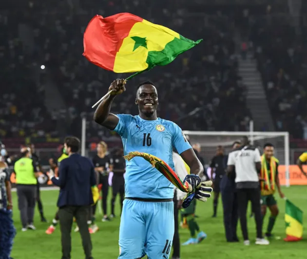 FIFA President presents Mendy with The Best award after African decider - Bóng Đá