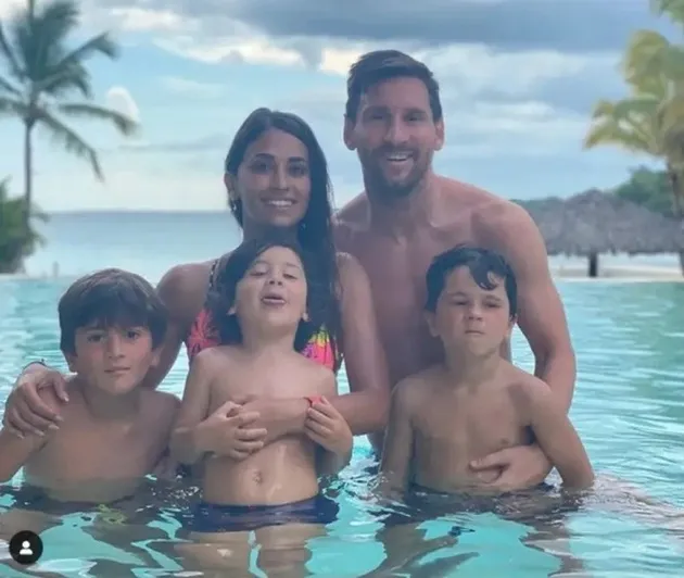 Lionel Messi continues his holiday with former Barcelona team-mates Cesc Fabregas and Luis Suarez - Bóng Đá