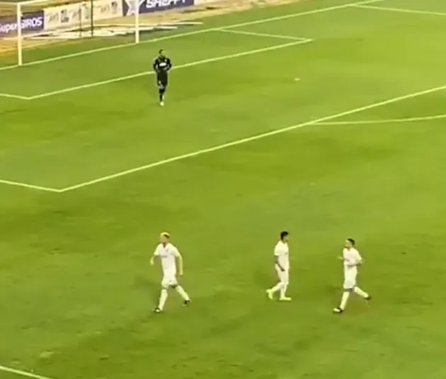 Shocking moment fan runs on to pitch and attacks Colombian football star - Bóng Đá