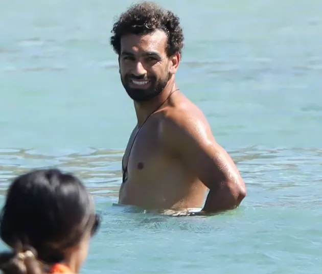 Mohamed Salah enjoys a sun-soaked holiday on the beaches of Greek island Mykonos - Bóng Đá