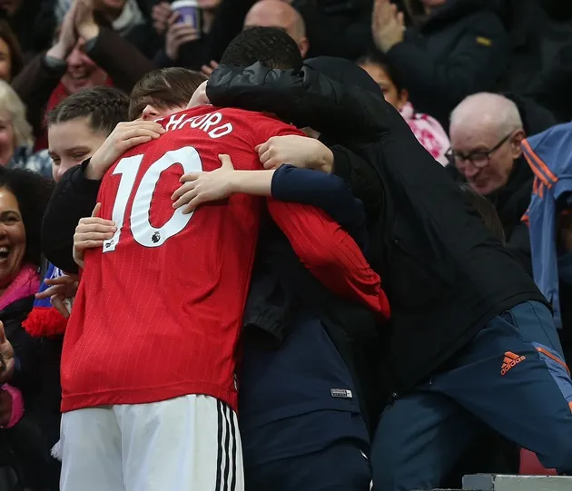 Marcus Rashford hunts down fan he shared hug - Bóng Đá