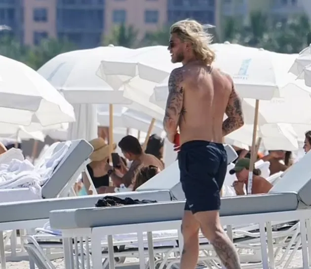 Liverpool's forgotten man Loris Karius enjoys some beach time in Miami - Bóng Đá