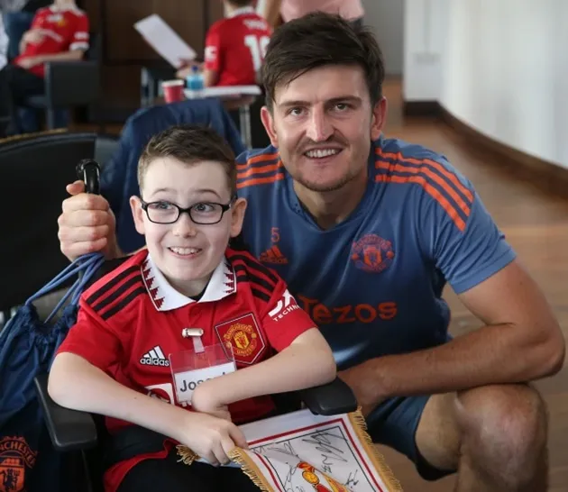 Man Utd aces in delighting children with serious illnesses on Carrington visit - Bóng Đá