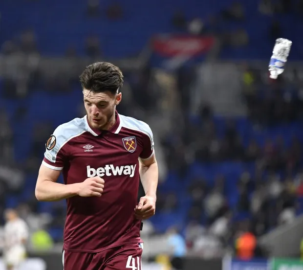 Bạo loạn nổ ra, Declan Rice lĩnh trọn chai nước từ CĐV đối thủ - Bóng Đá