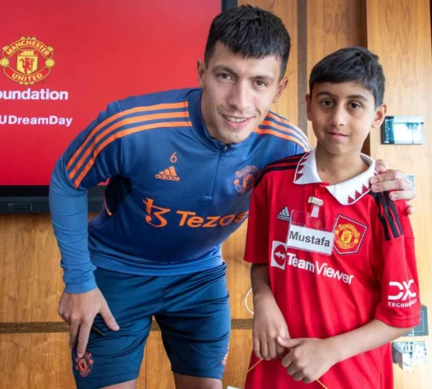 Man Utd aces in delighting children with serious illnesses on Carrington visit - Bóng Đá