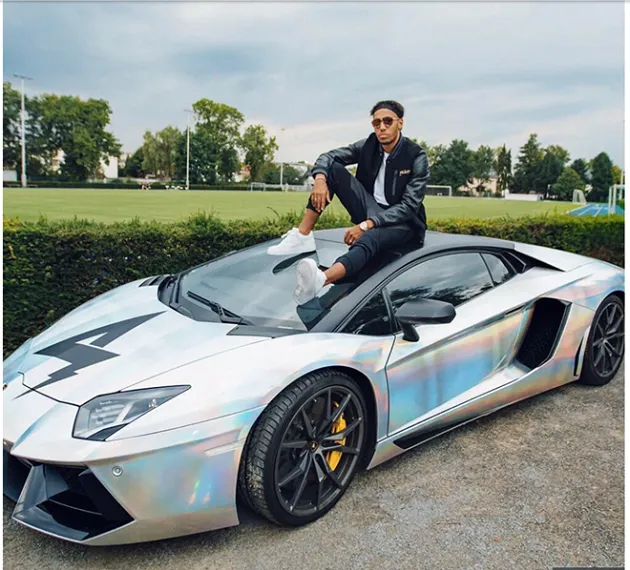 Mặc tin đồn đến Trung Quốc, Aubameyang xuống phố với siêu xe Lamborghini  - Bóng Đá