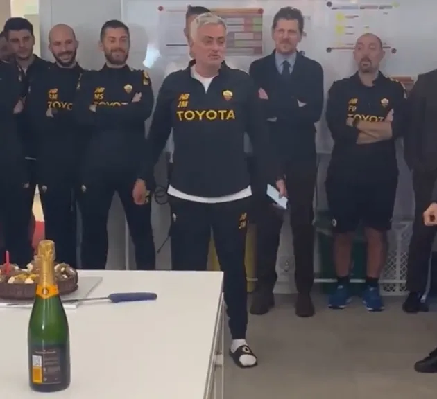 Jose Mourinho given cake and standing ovation by Roma players - Bóng Đá