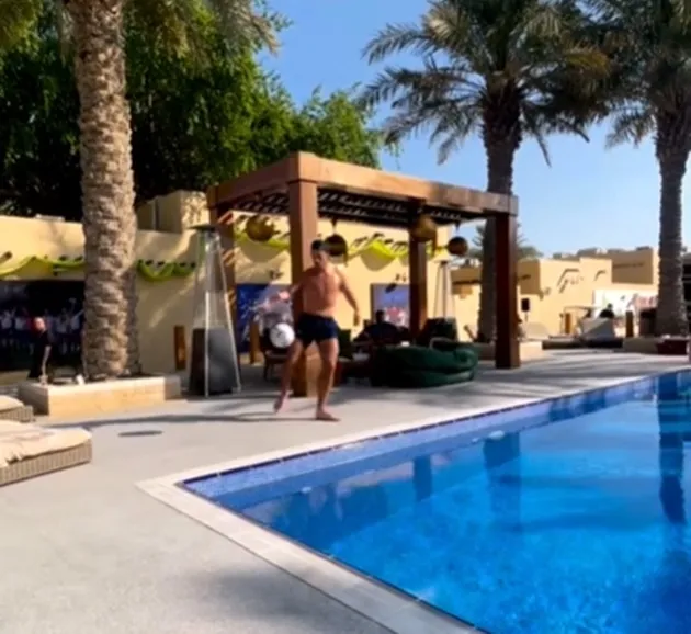 Jack Grealish and Declan Rice do keepie-uppies over England hotel POOL - Bóng Đá