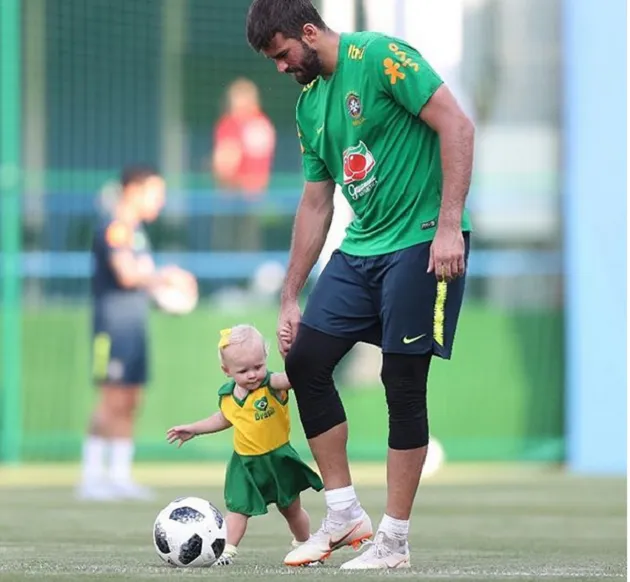 Sau trận đại thắng cùng Liverpool, Alisson trở về làm người đàn ông của gia đình - Bóng Đá