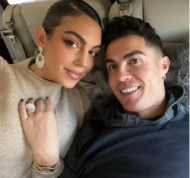 Cristiano Ronaldo's partner Georgina Rodriguez reveals they've named their newborn daughter Bella Esmeralda - Bóng Đá