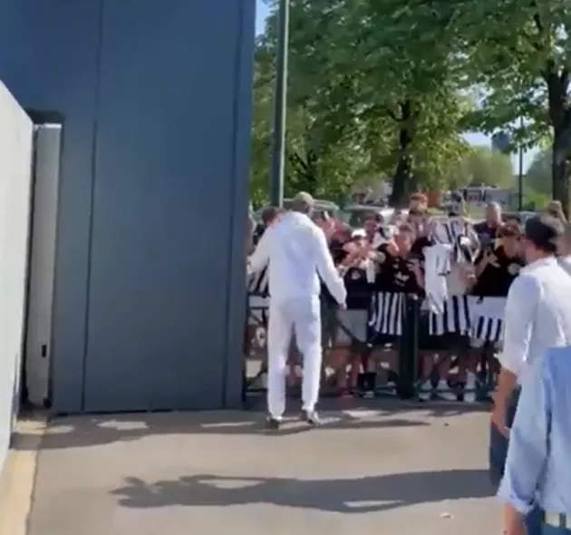 Paul Pogba mobbed by Juventus fans after touching down in Turin - Bóng Đá