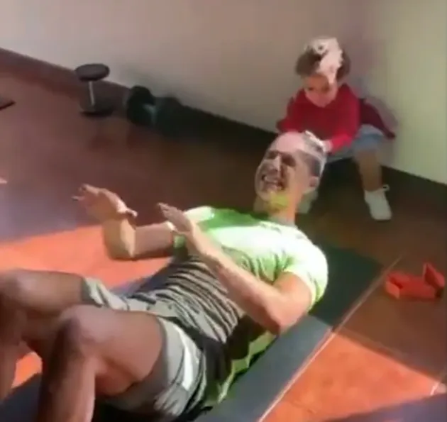 Cristiano Ronaldo uses his KIDS as weights while doing sit-ups as Georgina calls them ‘the best trainers’ - Bóng Đá