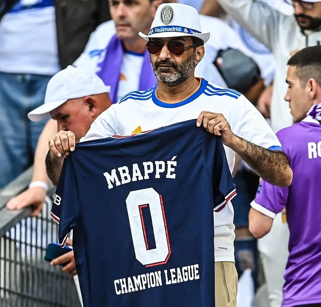 CĐV Real Madrid tấn công Mbappe - Bóng Đá