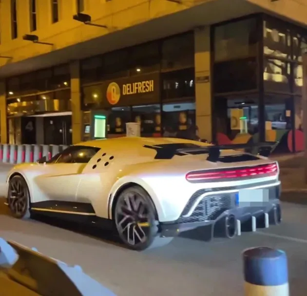 Cristiano Ronaldo mobbed by fans as he drives his mega-rare £8.8million Bugatti Centodieci through Madrid - Bóng Đá