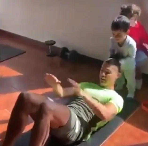 Cristiano Ronaldo uses his KIDS as weights while doing sit-ups as Georgina calls them ‘the best trainers’ - Bóng Đá