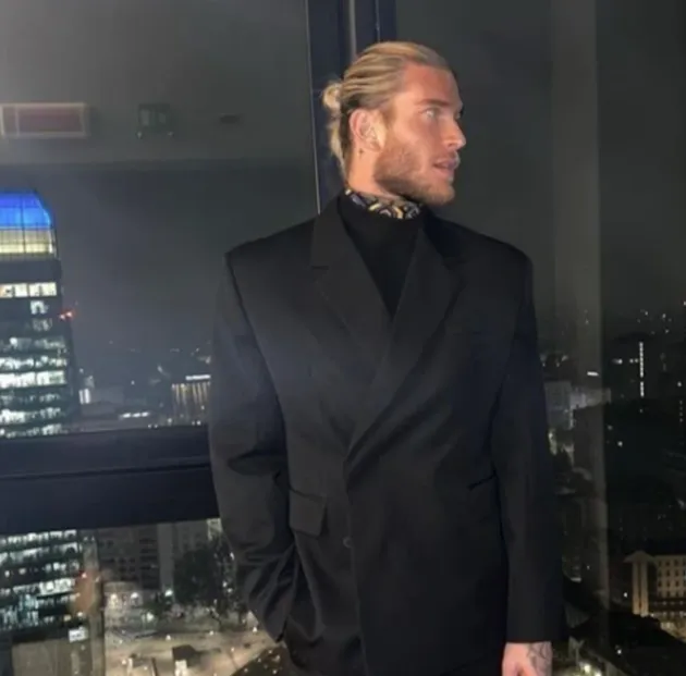 Loris Karius dresses up for Christmas dinner - Bóng Đá