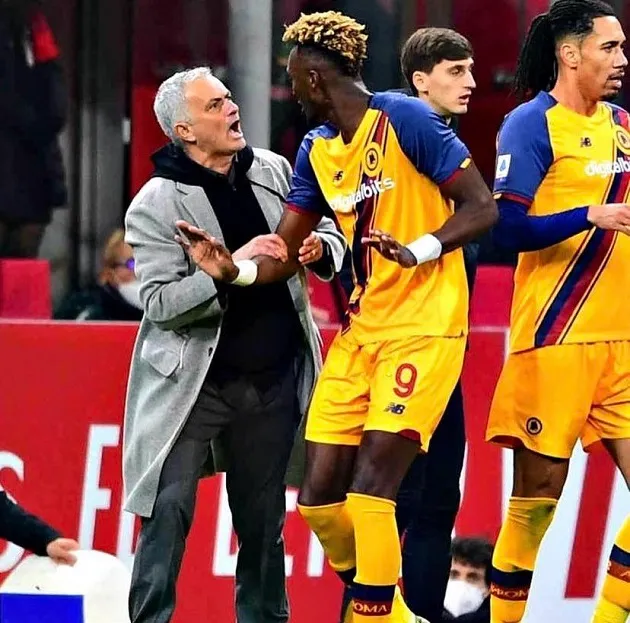 Jose Mourinho Ran Onto The Pitch To Stop Tammy Abraham From Being Sent Off Against AC Milan - Bóng Đá