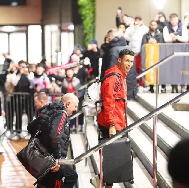 Man Utd players and Ralf Rangnick arrive at Lowry Hotel amid growing unrest - Bóng Đá