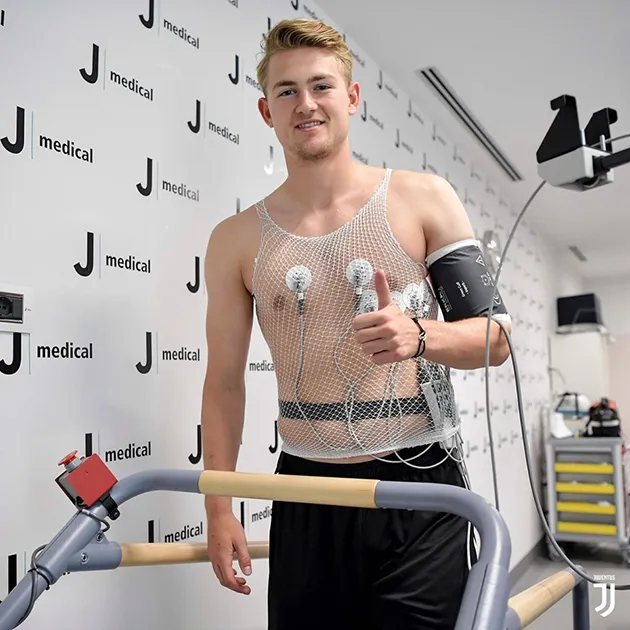 Matthijs de Ligt 'đốn tim' fan nữ khi kiểm tra y tế tại Juventus - Bóng Đá