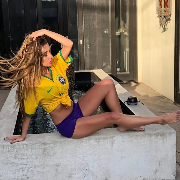 Lauren Francesca - Fan phong trào nhiệt tình khoe thân vì World Cup 2018 - Bóng Đá